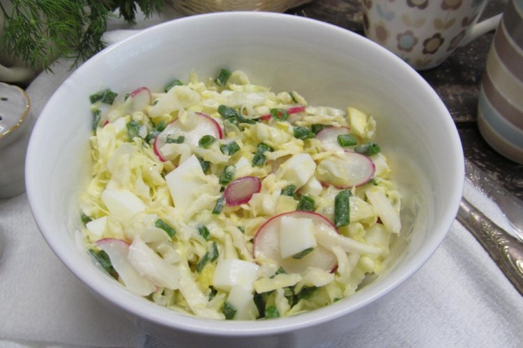 Ensalada de primavera con rabanitos y cebolleta