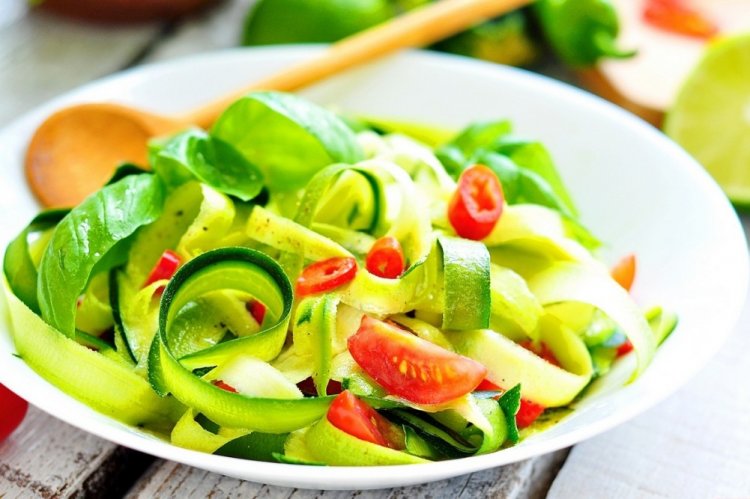 Ensalada de calabacines tiernos frescos