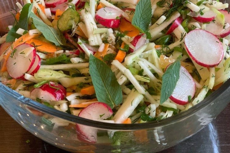 Ensalada de repollo tierno, zanahoria y rabanitos