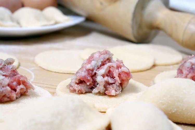 Relleno jugoso de cerdo y ternera para pelmeni