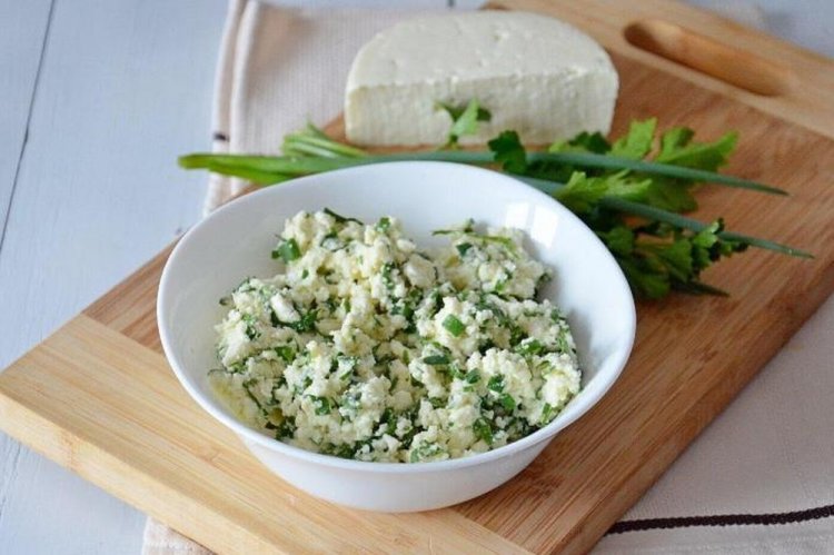 Relleno con queso Adyghe y hierbas para pelmeni