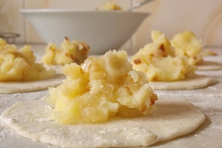 Relleno de patata con tocino para pelmeni