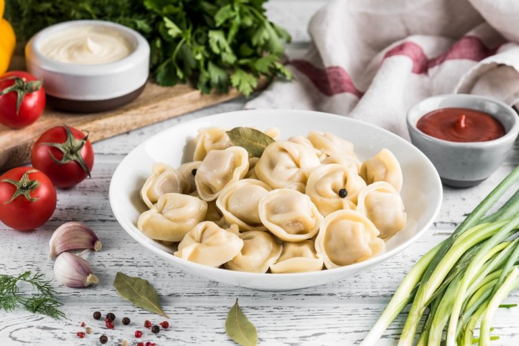 Relleno de carne picada con hierbas para pelmeni