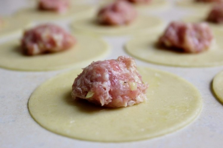 Relleno de carne picada con pan para pelmeni