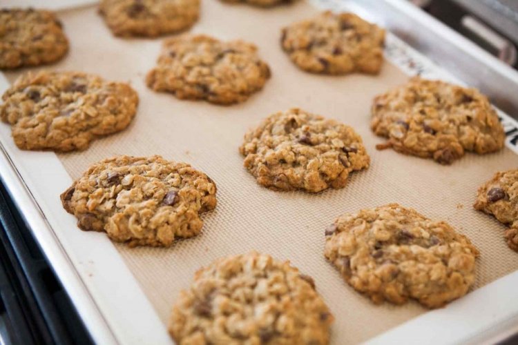 Healthy Oatmeal Cookies with Chocolate