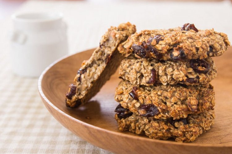 Healthy Oatmeal Cookies with Raisins and Lemon