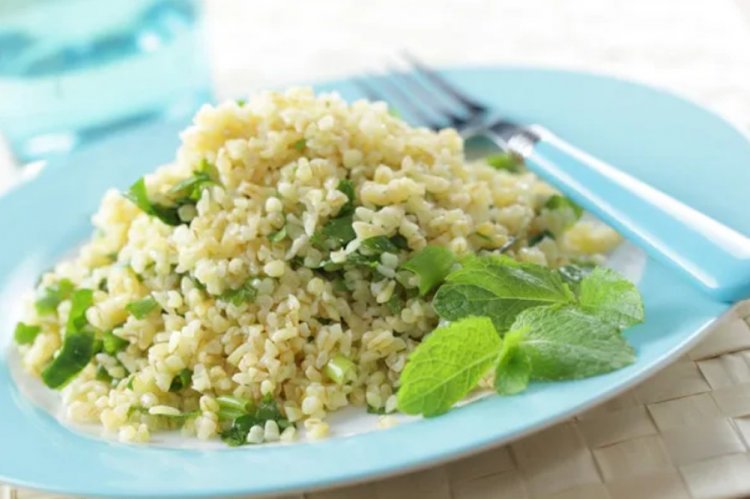 Bulgur con huevo y hierbas en sartén