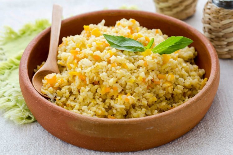 Bulgur con verduras y queso en sartén