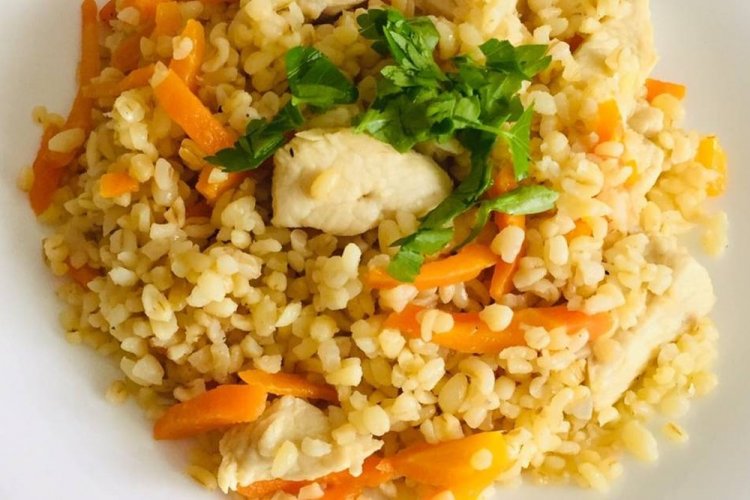 Bulgur con pavo en crema agria en sartén