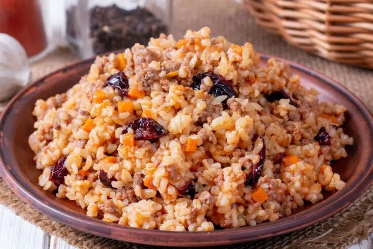 Bulgur con carne picada y ciruelas pasas en sartén