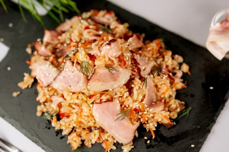 Bulgur con tocino en sartén