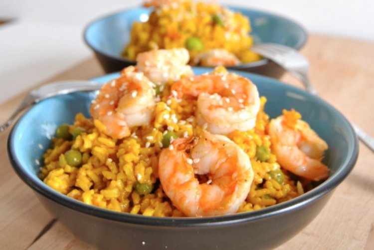 Bulgur con camarones y guisantes verdes en sartén