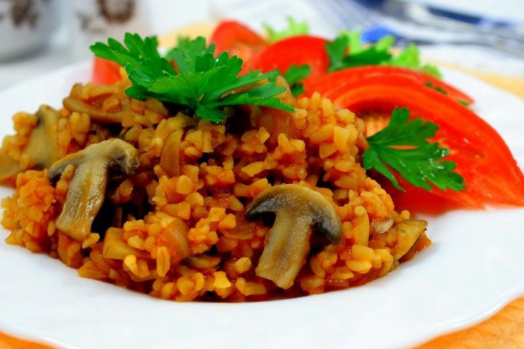 Bulgur en tomate en sartén
