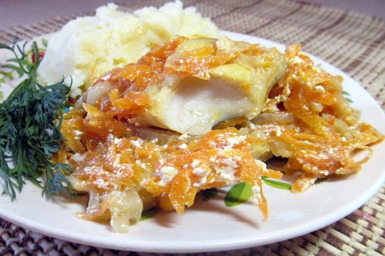 Pollock with Onions and Carrots in Sour Cream