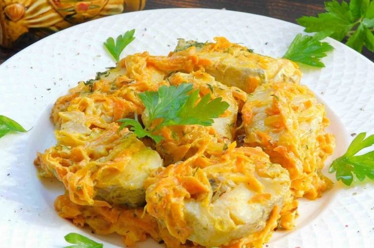 Baked Pollock in Sour Cream with Vegetables