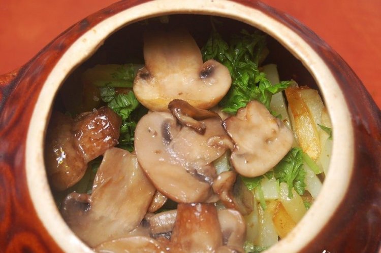 Pork with Mushrooms and Potatoes in Clay Pots