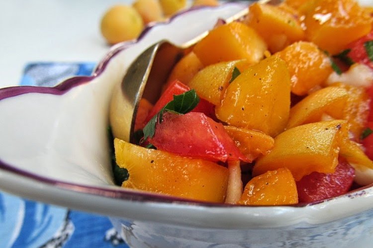 Ensalada de albaricoques y tomates
