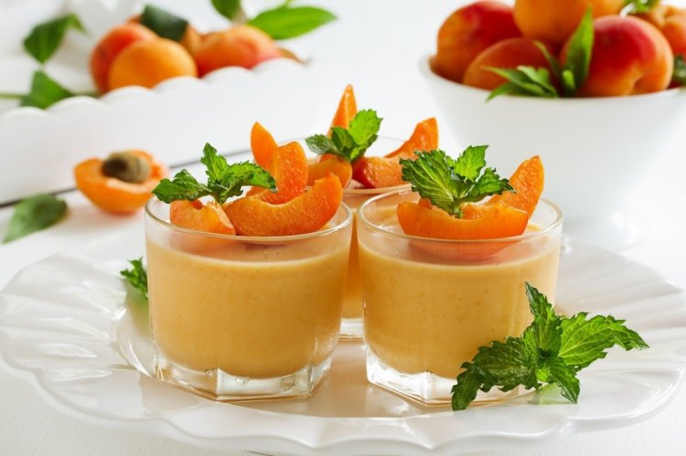 Mousse de requesón con albaricoques