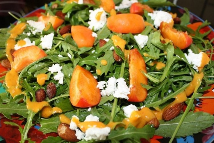 Ensalada de rúcula y albaricoques caramelizados