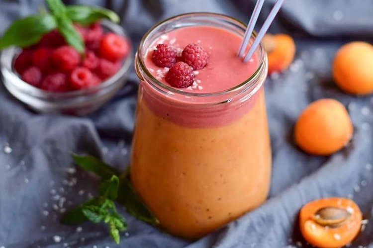 Cóctel de verano con albaricoques y frambuesas