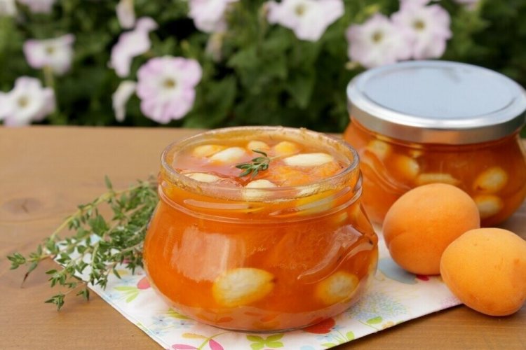 Mermelada de albaricoque con almendras