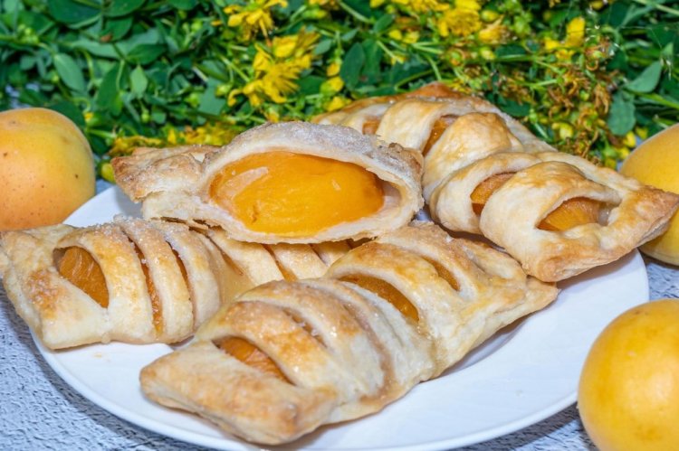 Hojaldres con requesón y albaricoques