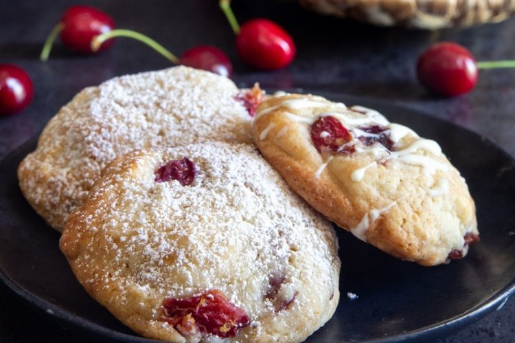 Vanilla Cookies with Cherries