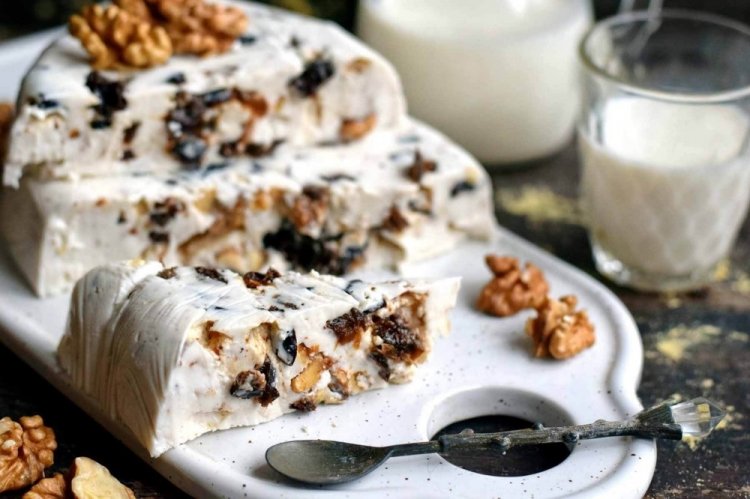 Tarta de gelatina de crema agria con ciruelas pasas y nueces