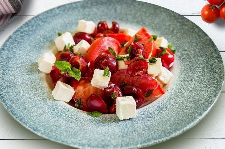 Ensalada de cerezas y tomates