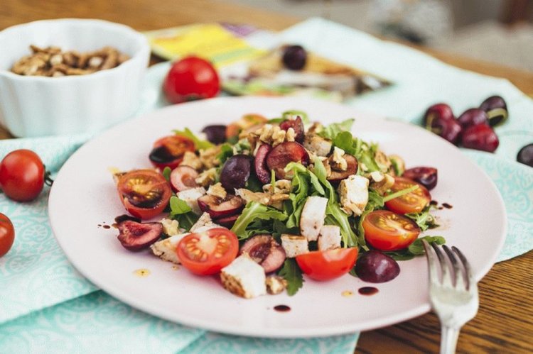 Ensalada de pollo y cerezas