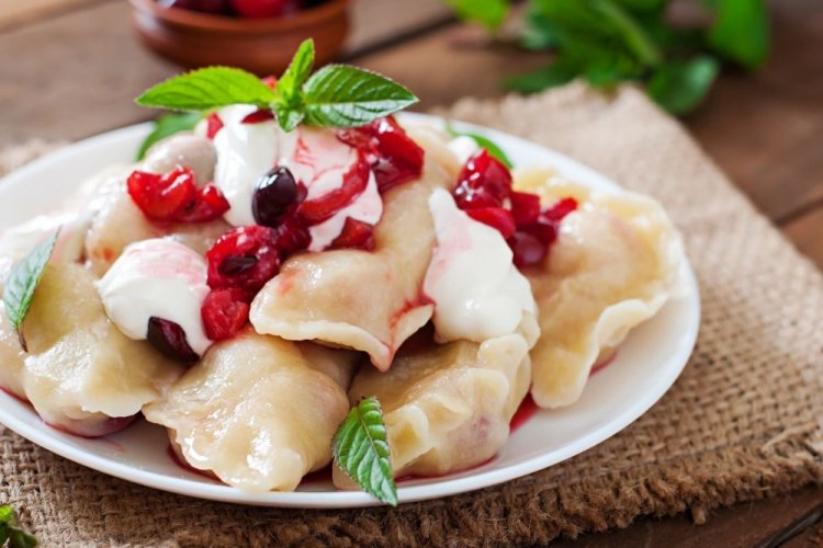 Vareniki con requesón y cerezas