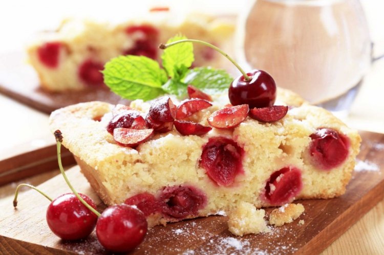 Tarta de limón con cerezas