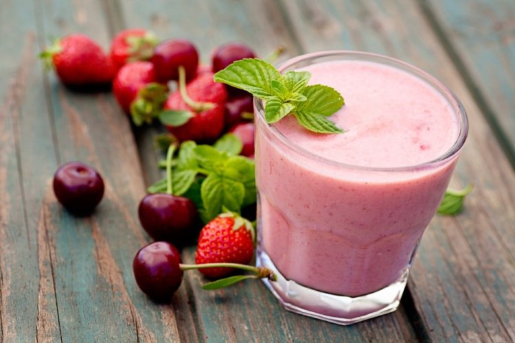 Batido de yogur con cerezas y fresas