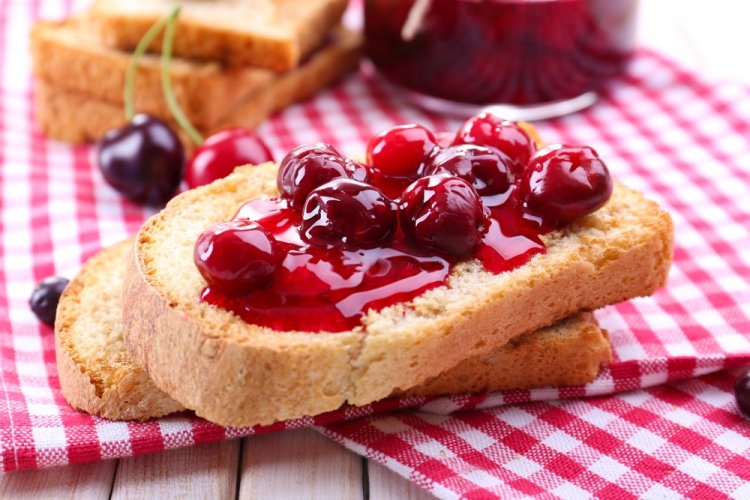 Tostadas con requesón y cerezas