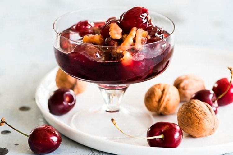 Mermelada de cerezas con nueces