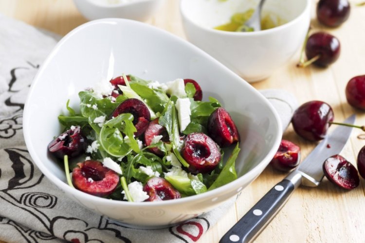 Ensalada de rúcula y cerezas