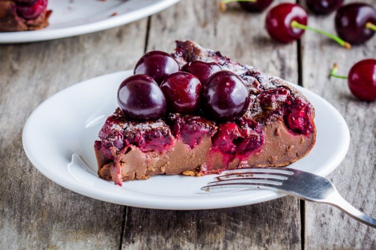 Clafoutis de chocolate con cerezas y guindas