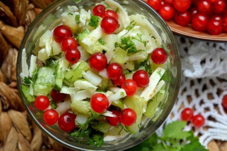 Ensalada de verduras con grosella roja
