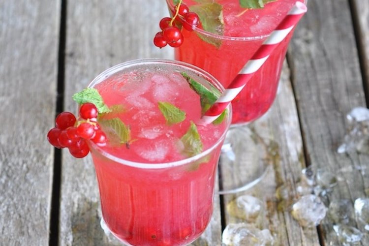 Limonada de acedera con grosella roja