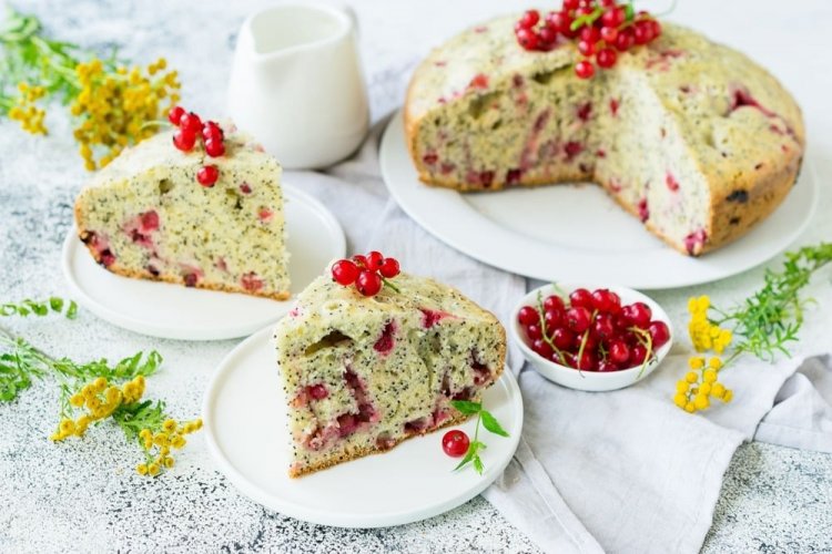 Pastel de amapola y grosella roja
