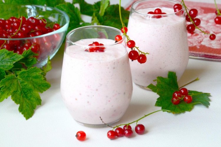 Batido de leche con grosella roja