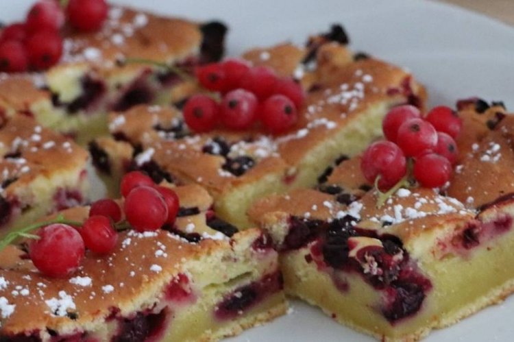 Clafoutis de requesón con grosella roja