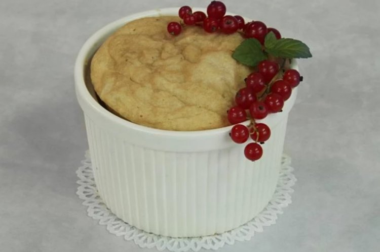 Soufflé de requesón con grosella roja