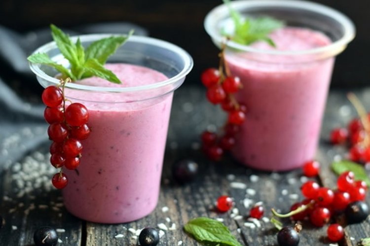Smoothie de grosella roja y leche de almendras