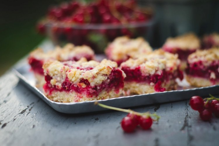 Tarta de masa quebrada con grosella roja