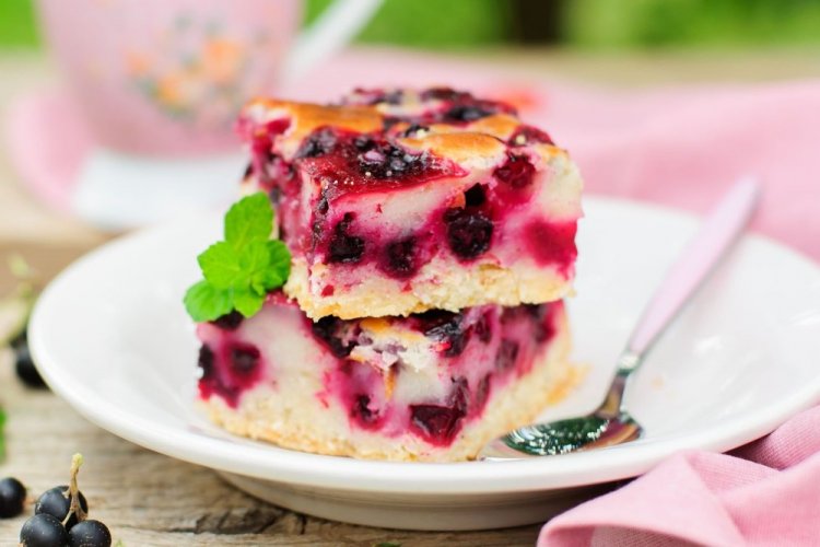 Pastel de requesón con grosella negra