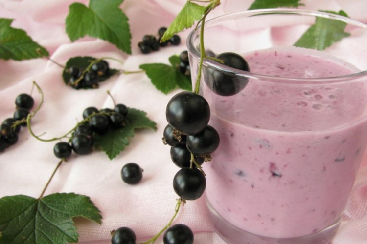 Batido de leche con grosella negra