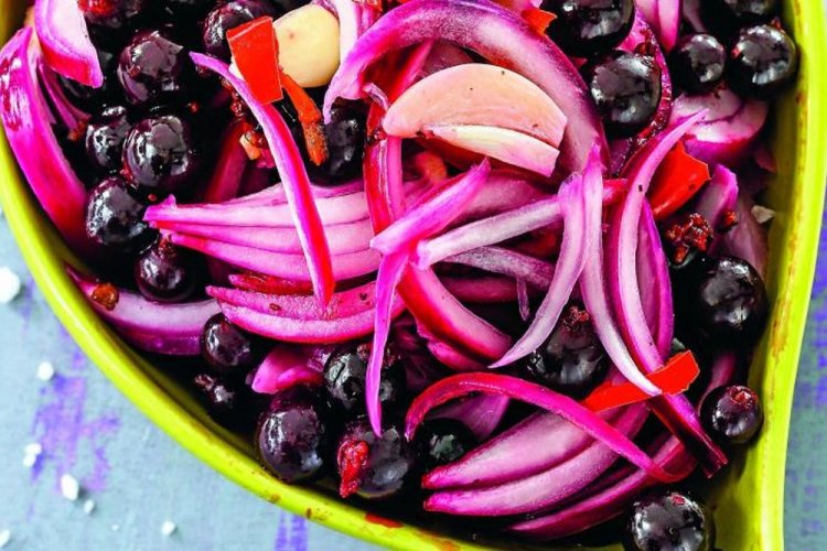 Ensalada de cebolla con grosella negra