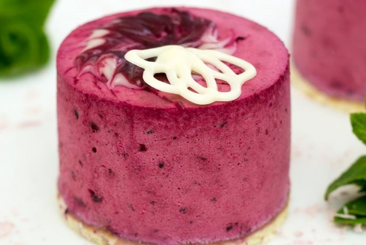 Soufflé de requesón con grosella negra al horno