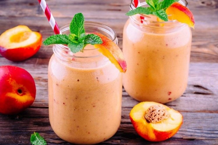 Oatmeal Smoothie with Peaches and Cherries